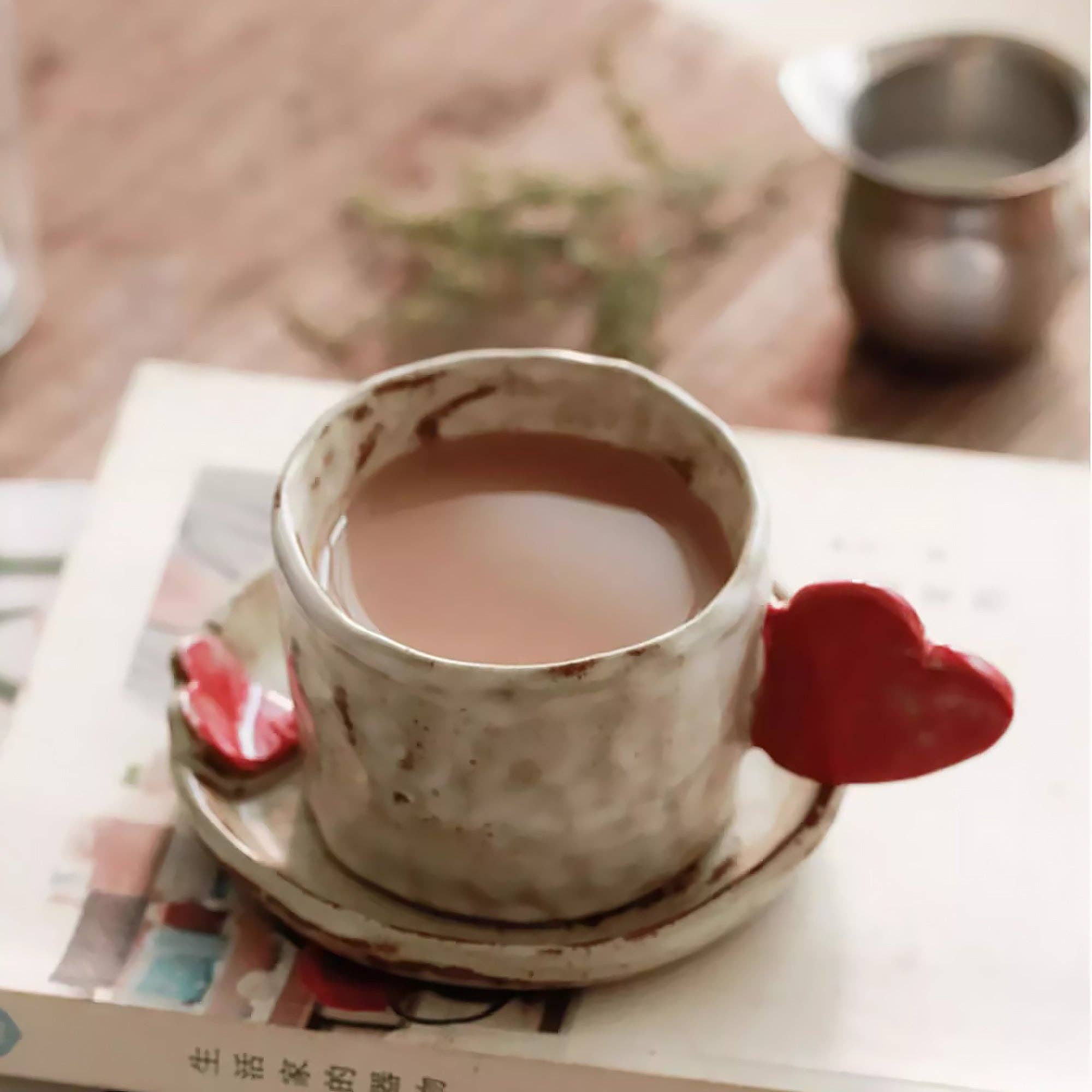 Handgjord keramisk kaffekopp med upphöjt hjärta