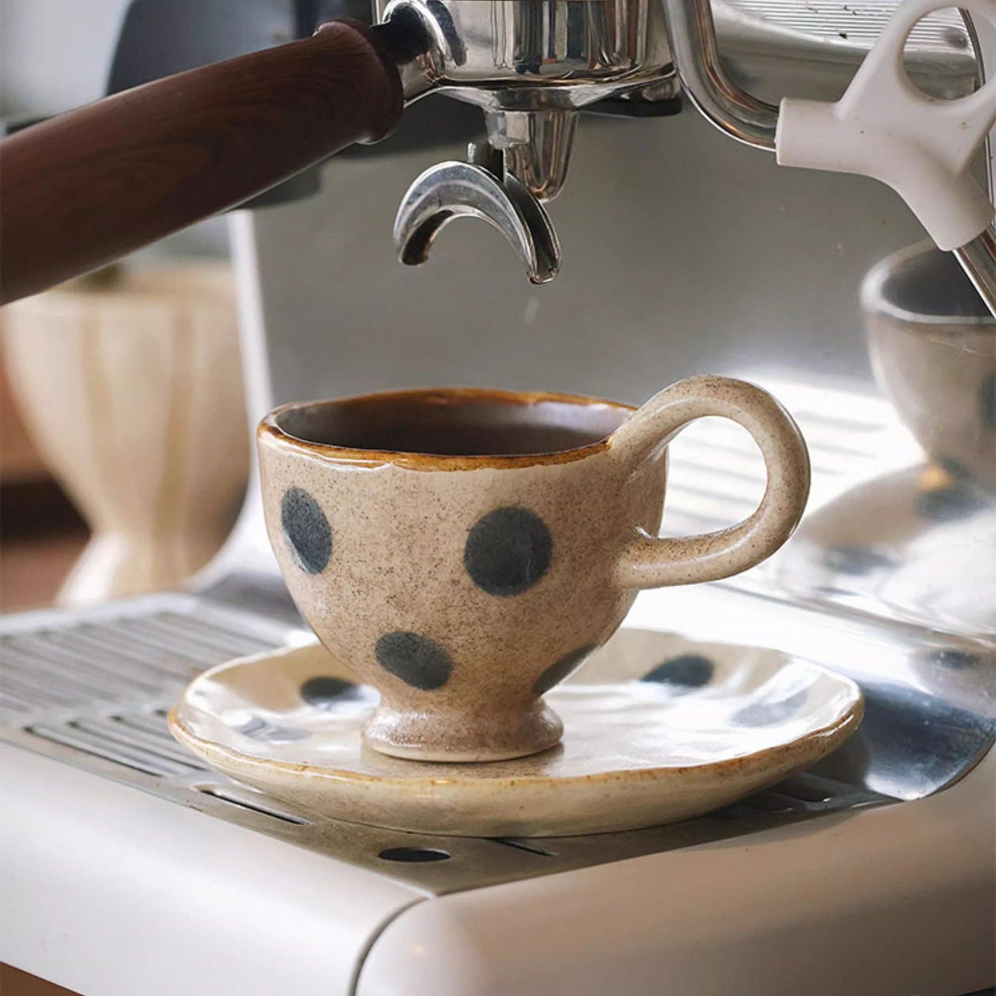 Handgjord keramikkopp i vintage-stil med prickar