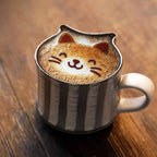 Handgjord stengods kaffemugg i minimalistisk stil