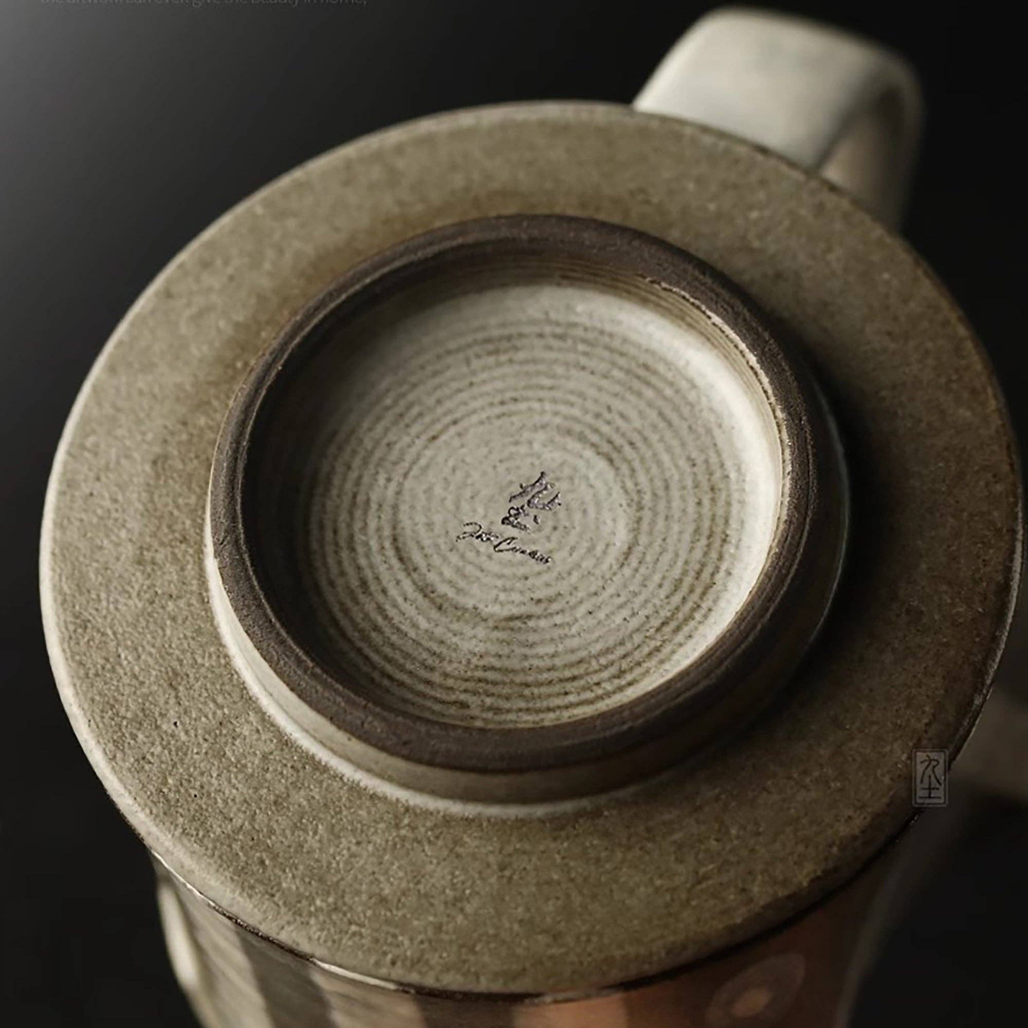 Handgjord stengods kaffemugg i minimalistisk stil