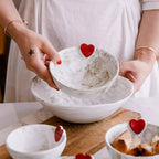 Handgjord keramikskål med präglat hjärta