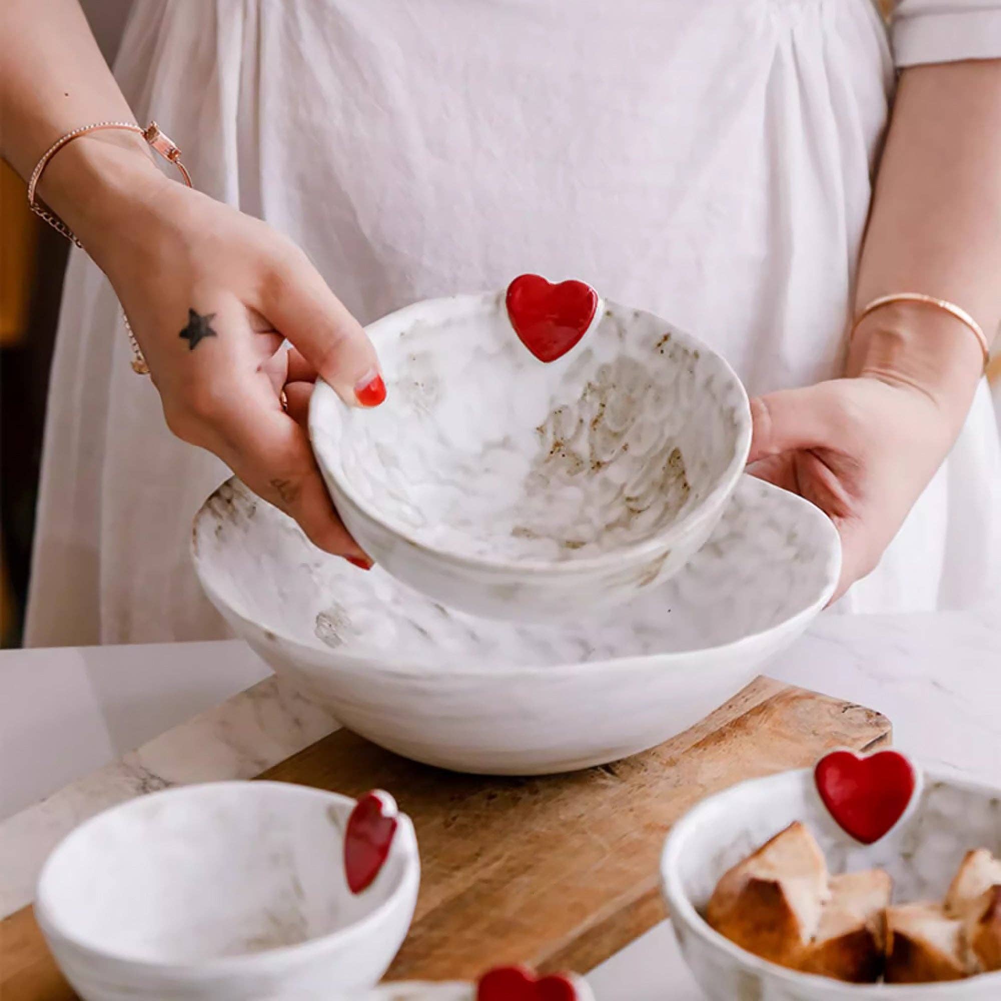 Handgjord keramikskål med präglat hjärta