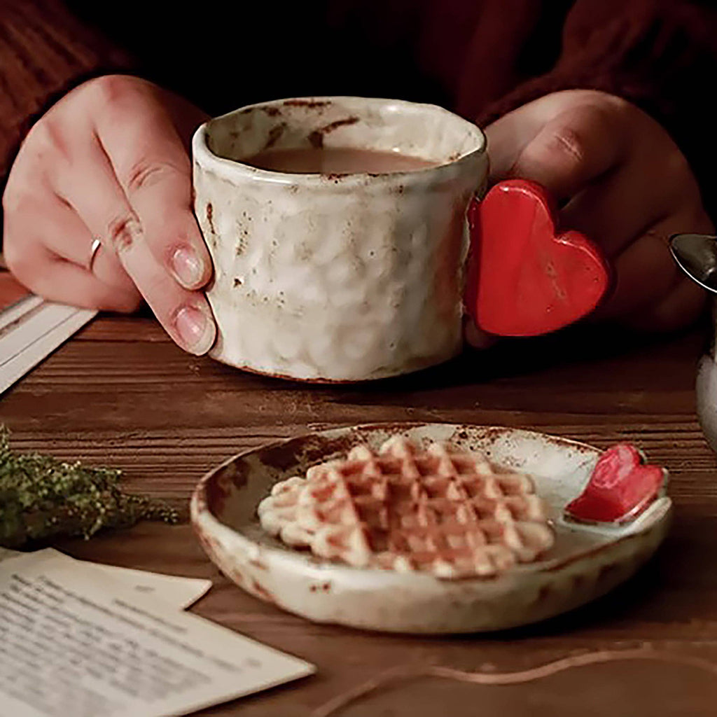 Handgjord keramisk kaffekopp med upphöjt hjärta