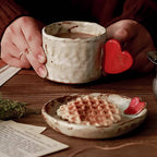 Handgjord keramisk kaffekopp med upphöjt hjärta