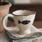 Handgjord kaffekopp med fiskmotiv