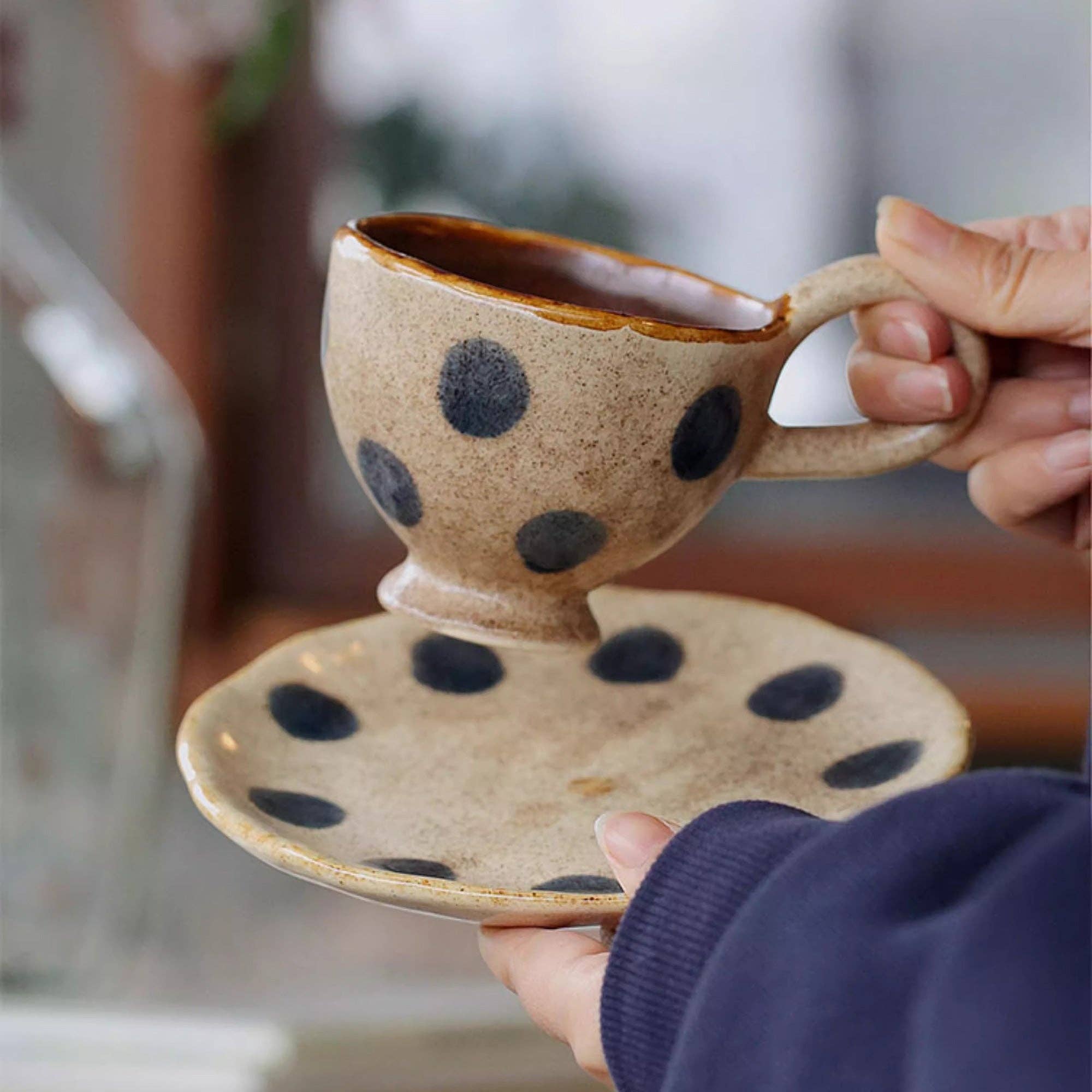 Handgjord keramikkopp i vintage-stil med prickar