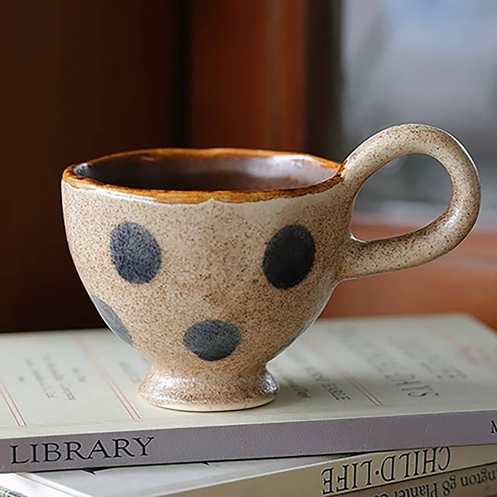 Handgjord keramikkopp i vintage-stil med prickar