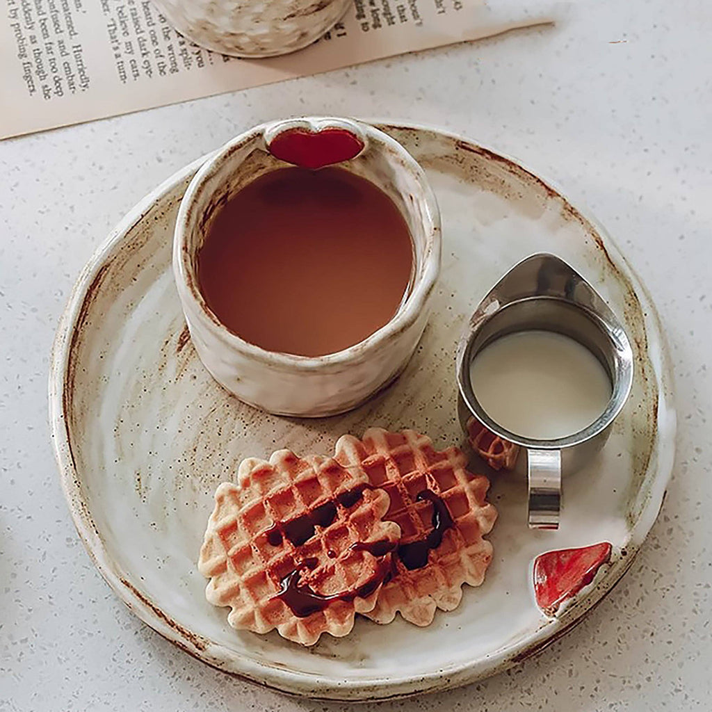 Handgjord keramisk kaffekopp med upphöjt hjärta
