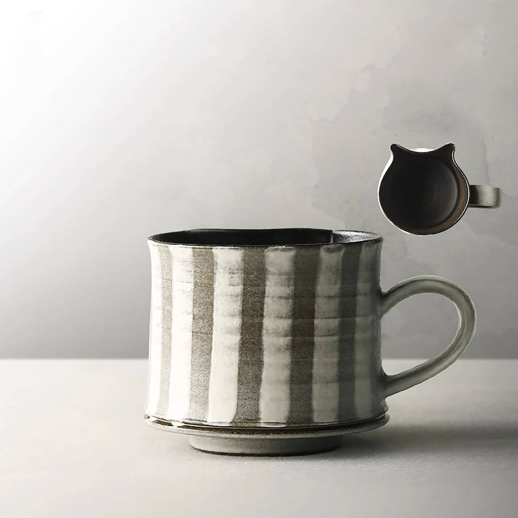 Handgjord stengods kaffemugg i minimalistisk stil