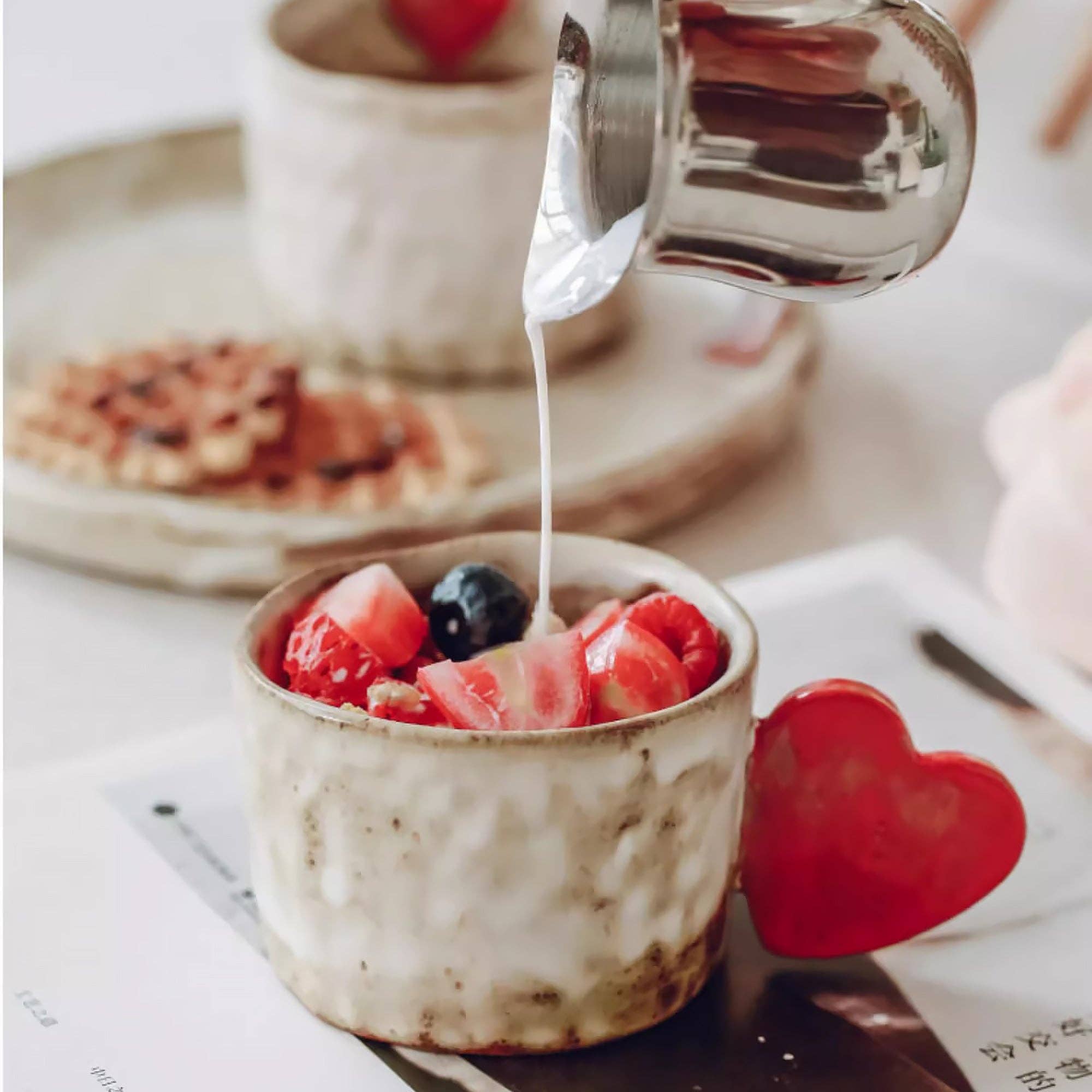 Handgjord keramisk kaffekopp med upphöjt hjärta