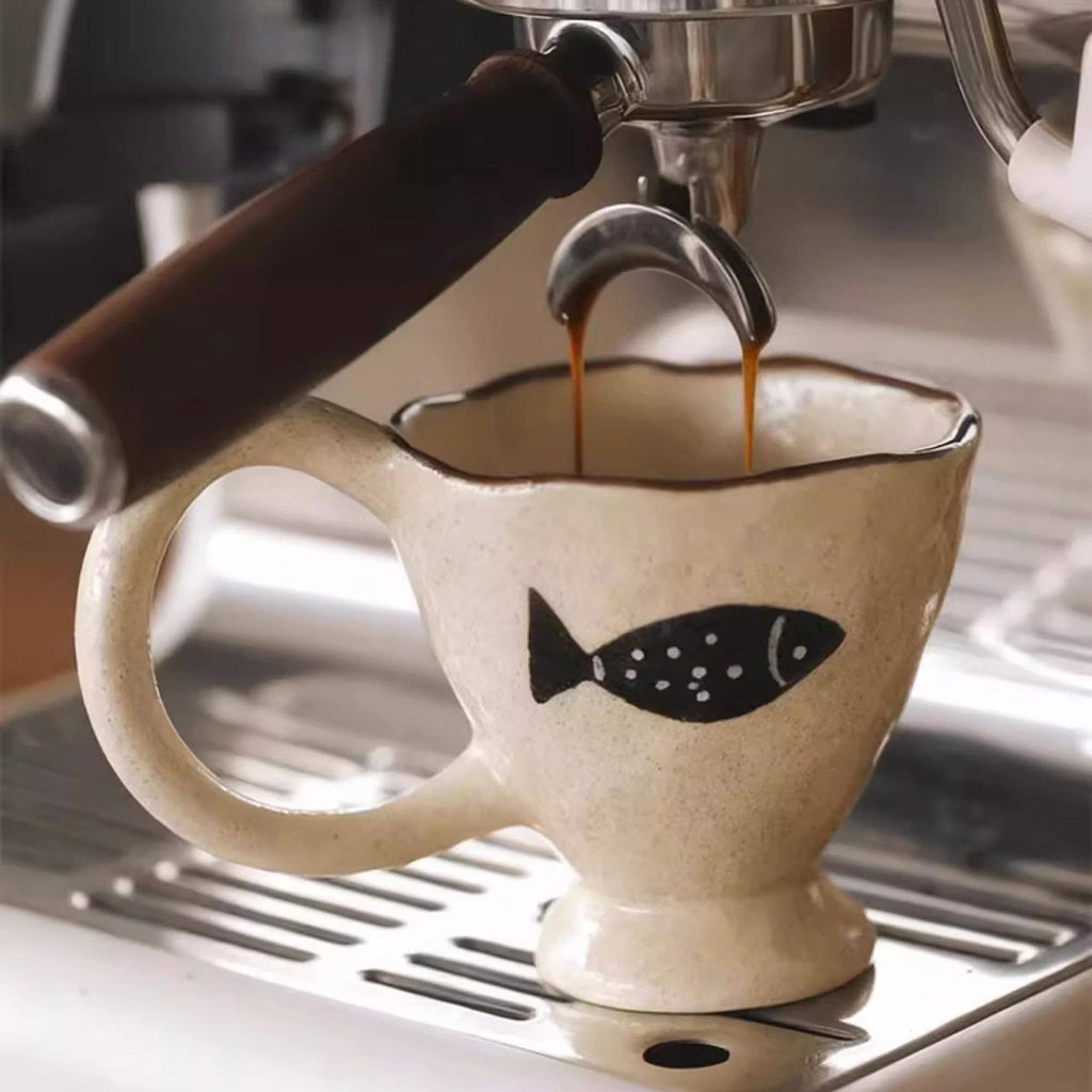 Handgjord kaffekopp med fiskmotiv