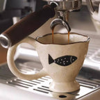 Handgjord kaffekopp med fiskmotiv