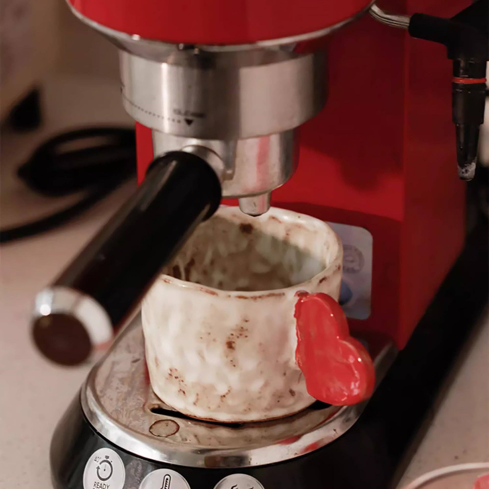Handgjord keramisk kaffekopp med upphöjt hjärta
