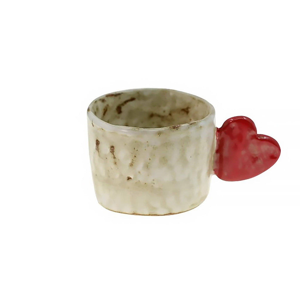 Handgjord keramisk kaffekopp med upphöjt hjärta