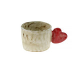 Handgjord keramisk kaffekopp med upphöjt hjärta