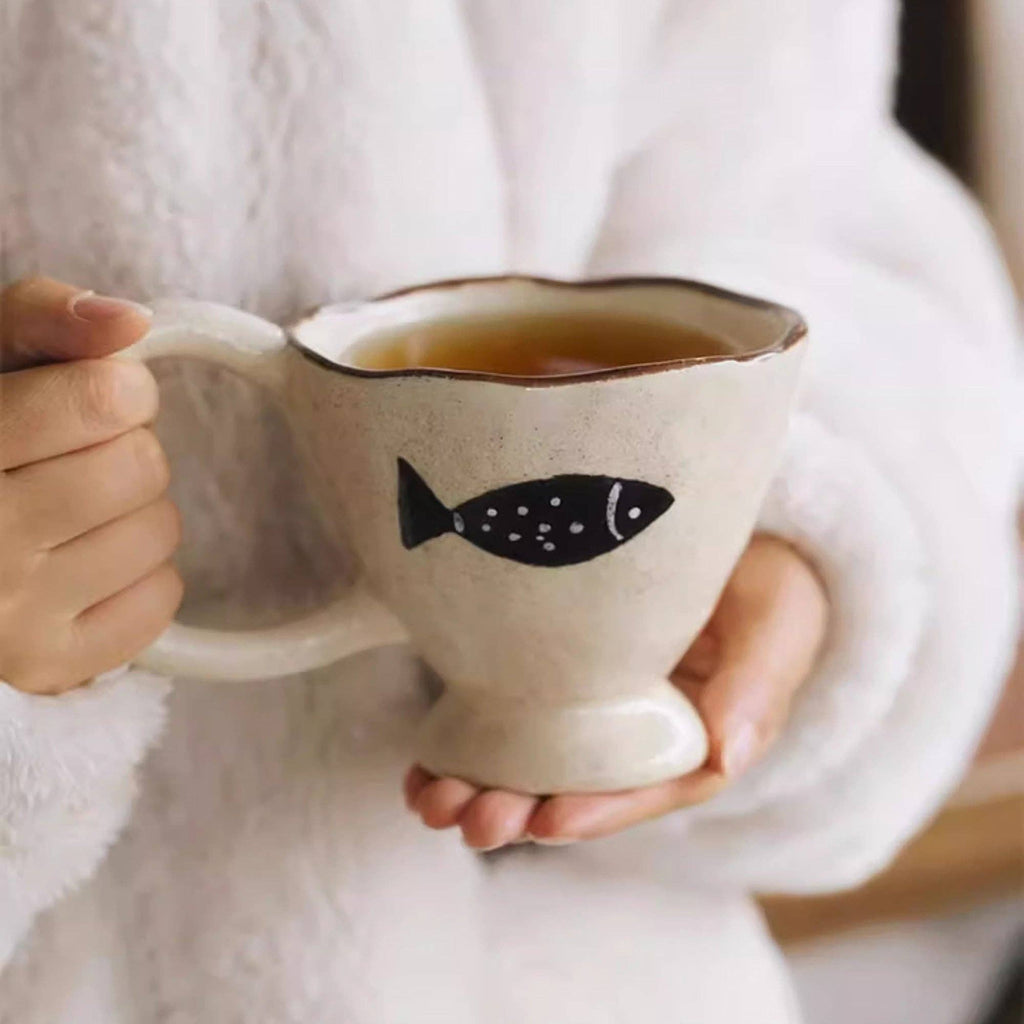 Handgjord kaffekopp med fiskmotiv