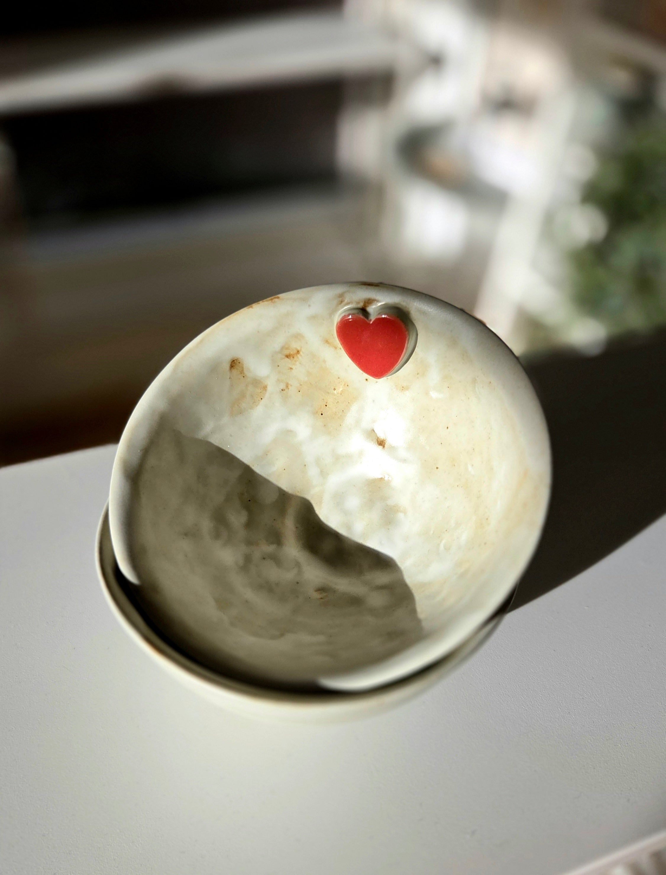 Handgjord keramikskål med präglat hjärta