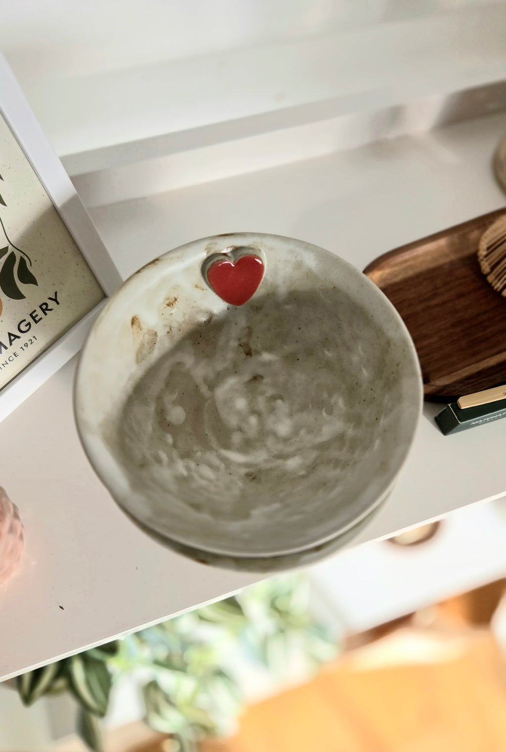 Handgjord keramikskål med präglat hjärta