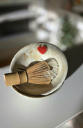 Handgjord keramikskål med präglat hjärta
